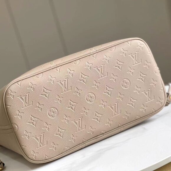 Louis Vuitton Handheld Shopping Bags, Shoulder Bags - Picture 4 of 9